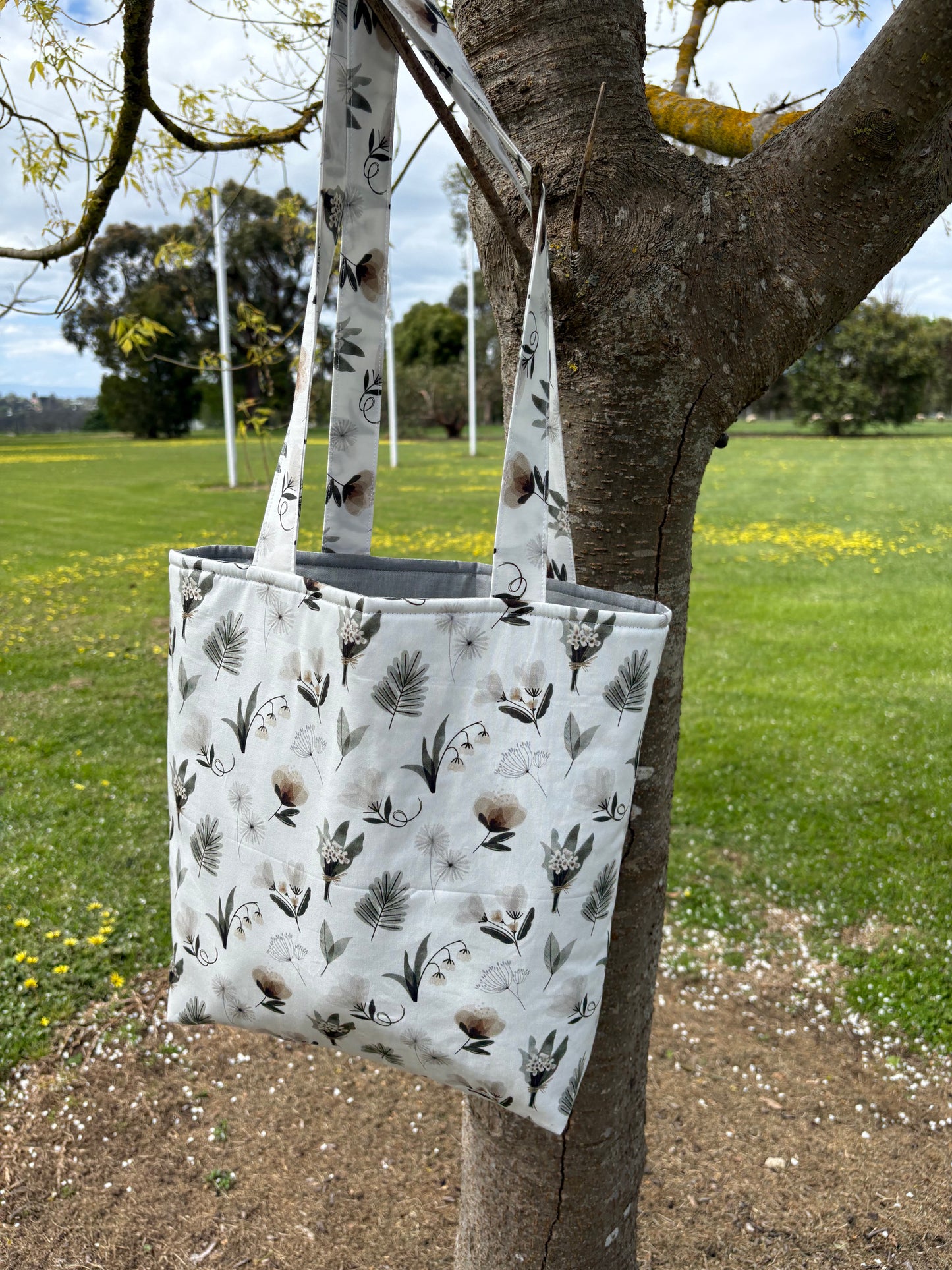 Native blooms tote