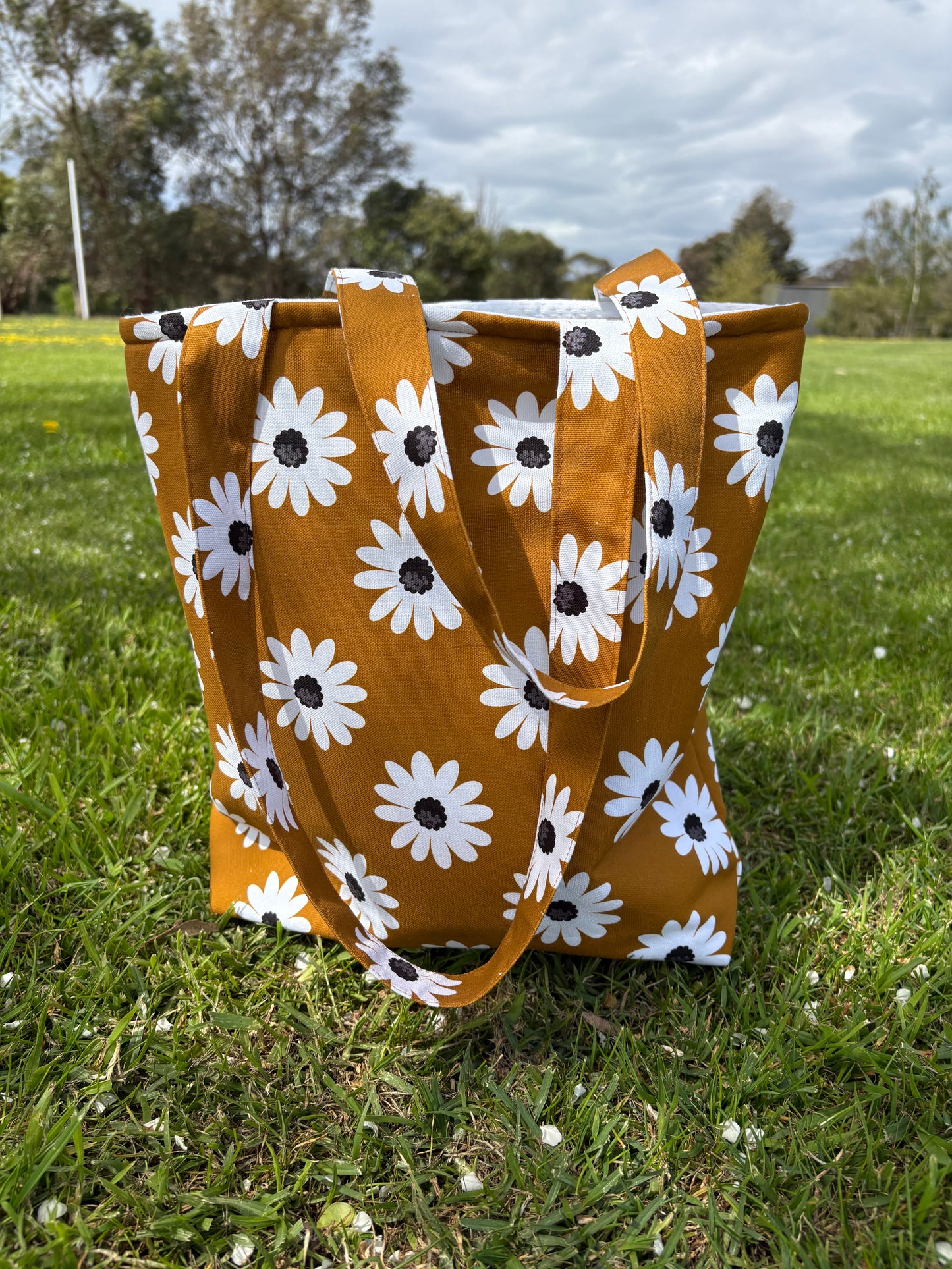 Golden hour daisy tote