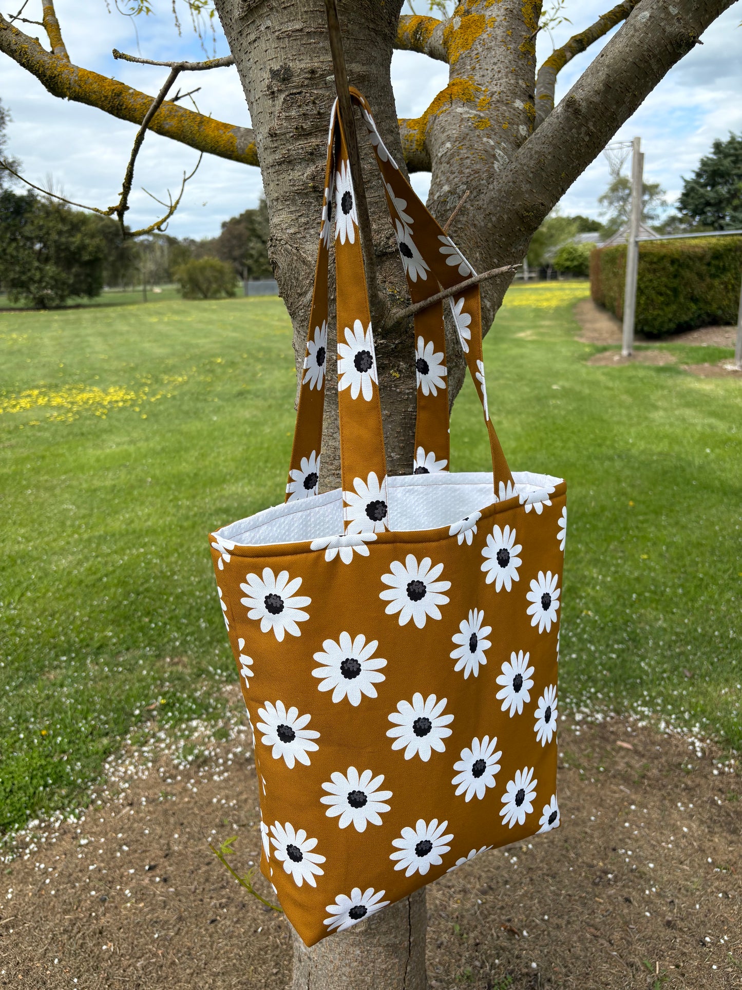 Golden hour daisy tote