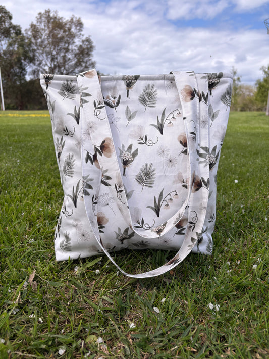 Native blooms tote